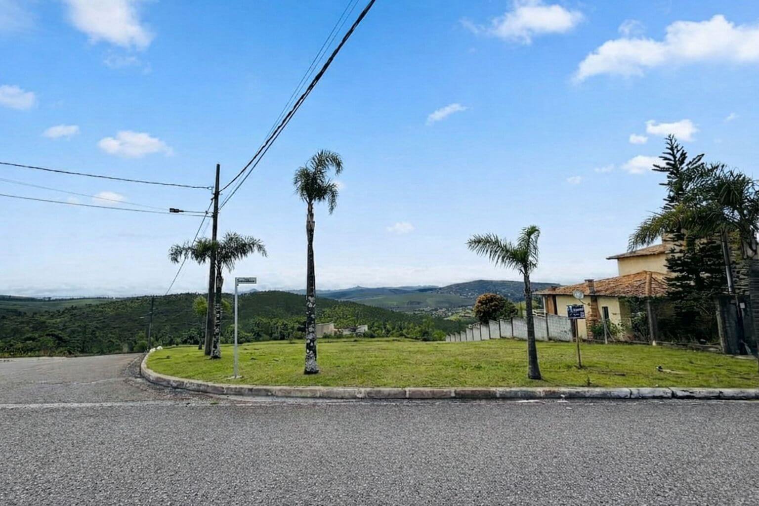 Terreno com vista para as montanhas