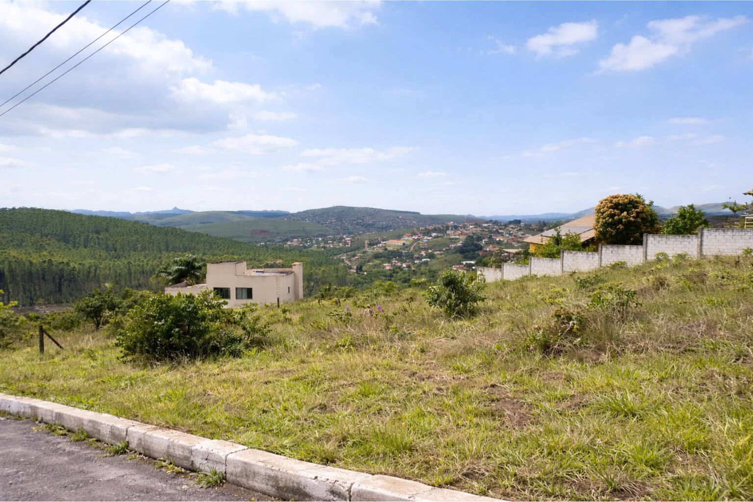 Vista panorâmica do terreno com Serra da Moeda ao fundo